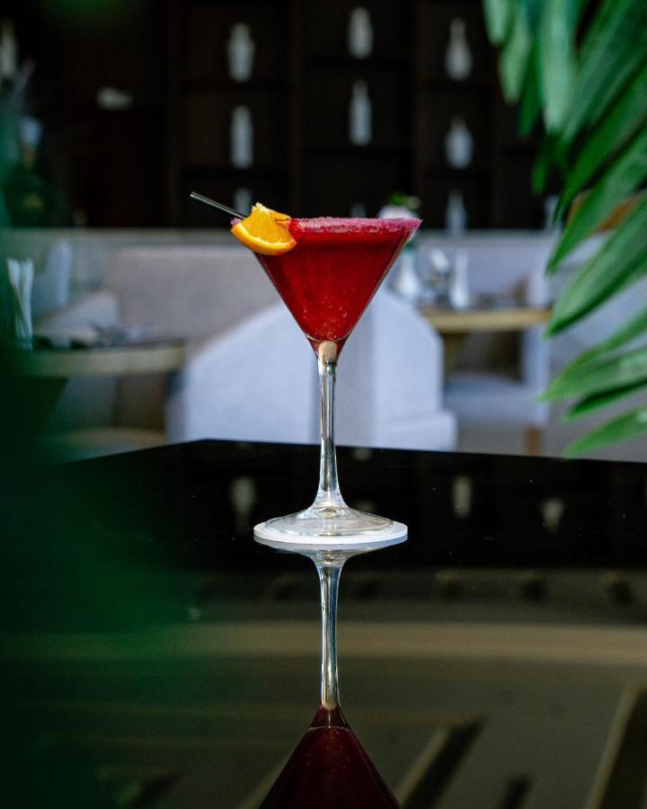 Waves Aqua Resort Kenitra Exterior foto A cosmopolitan garnished with a lime wheel