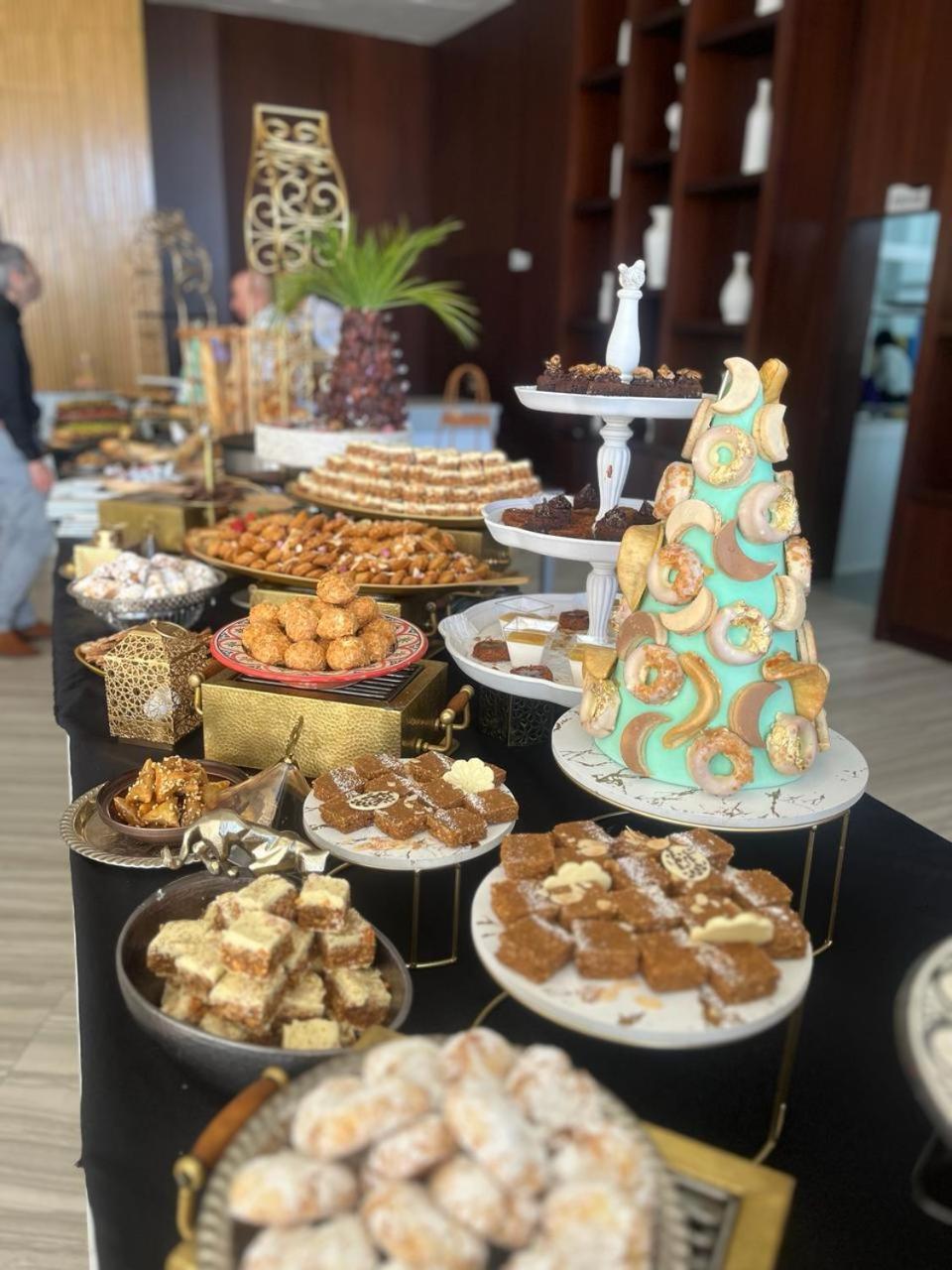 Waves Aqua Resort Kenitra Exterior foto A selection of Moroccan sweets
